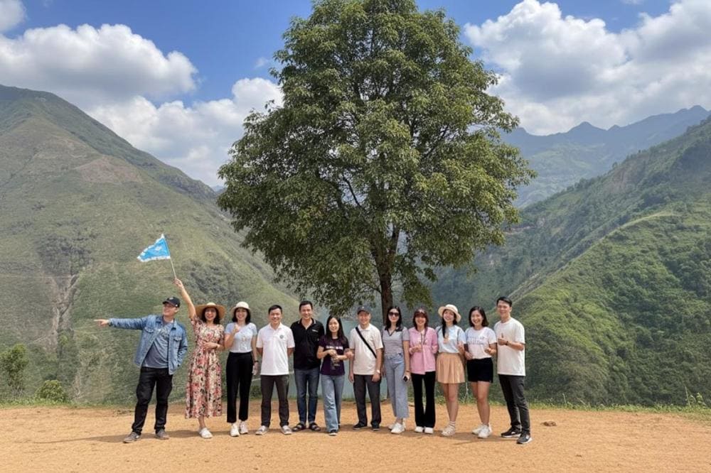 Tuổi trẻ nhiệt huyết dưới b&oacute;ng c&acirc;y C&ocirc; Đơn